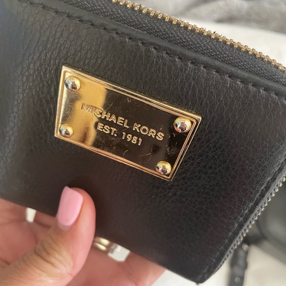 ‼️ Make an Offer
Michal Kors Crossbody & Zip Wallet - Picture 7 of 17